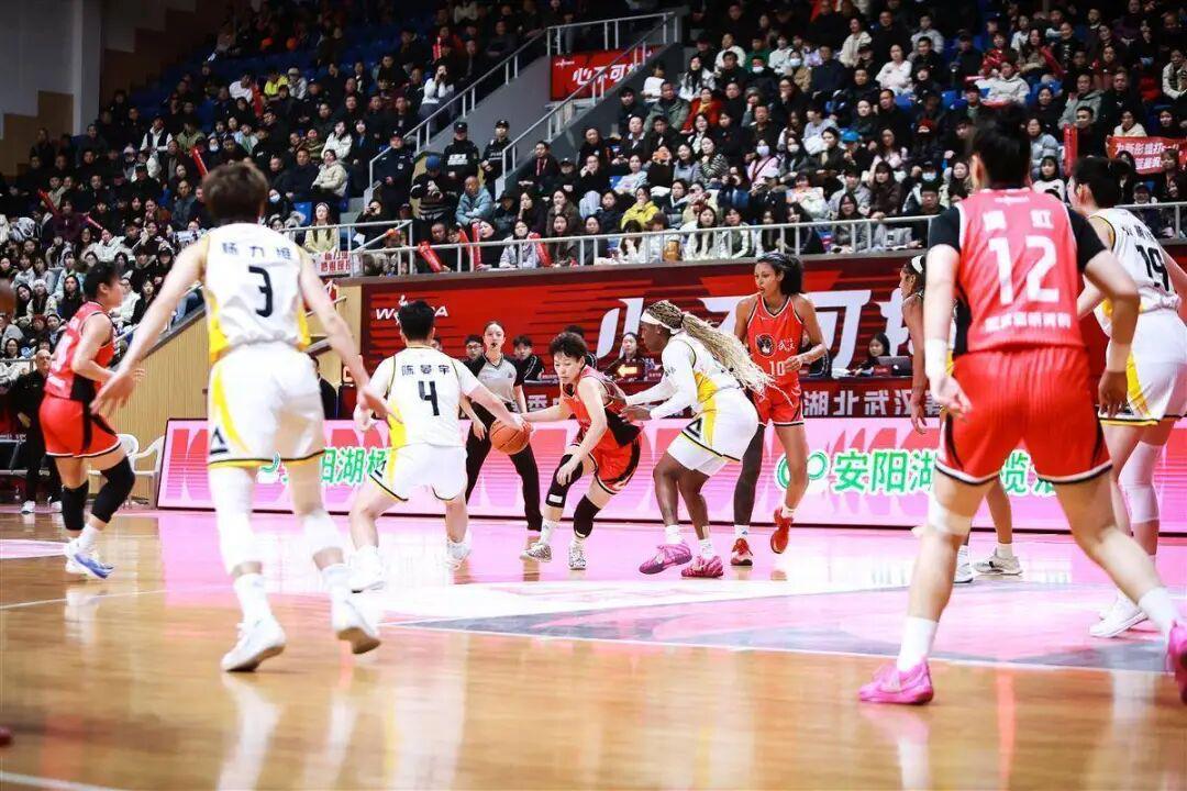 壹号娱乐下载-球迷的呐喊，商家的算盘！武汉盛帆女篮炼成WCBA“生意精”