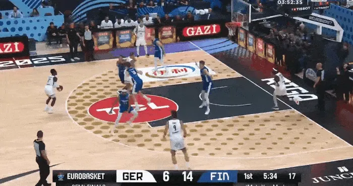 施罗德弧顶三分连拿5分，马尔卡宁强吃施罗德打成2+1回应