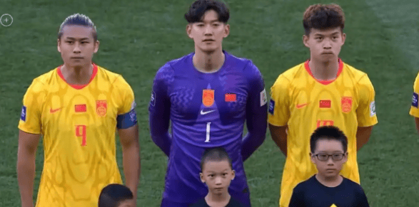国足0-2速溃喀麦隆：541防线崩塌，首胜希望恐成泡影